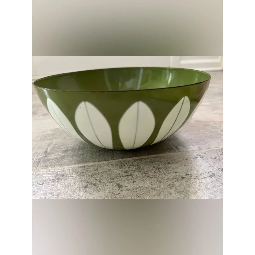 Catherineholm Set of 4 Mid Century Modern Avocado Green White Lotus Enamel Bowls